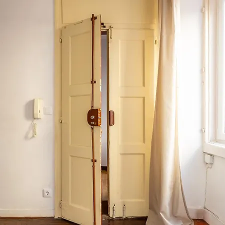 Alfama Typical 2 Bedroom Appartamento *