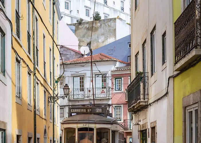 Alfama Typical 2 Bedroom شقة