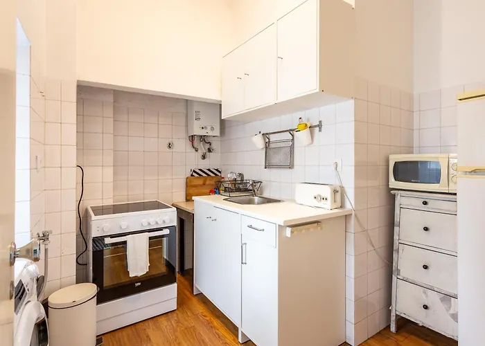 Alfama Typical 2 Bedroom Apartment *