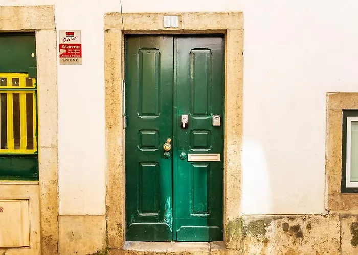 Alfama Typical 2 Bedroom Apartment *